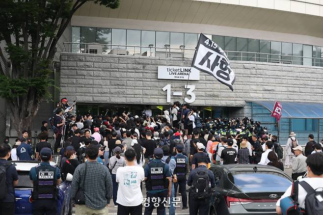 투표용지 부족 사태가 발생한 서울 송파구 잠실7동 제2투표소에서 올림픽공원 핸드볼경기장으로 투표함이 이송돼 개표가 시작된 지난 5일 시위대와 경찰이 대치하고 있다. 권도현 기자
