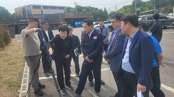 지난 11일 고양특례시 이정화 제2부시장이 고양창릉 광역교통개선대책 추진현황 점검 차 고양시를 방문한 김용석 국토부 대도시권광역교통위원장에게 고양은평선 식사 연장 필요성에 대해 설명하고 있다. 고양특례시 제공