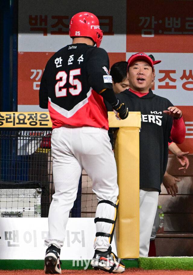 2026년 5월 27일 오후 서울 고척스카이돔에서 열린 '2026 신한 SOL KBO리그' KIA 타이거즈와 키움 히어로즈의 경기. KIA 한준수가 8회초 무사 나성범에 이어 백투백 홈런을 친 뒤 이범호 감독의 축하를 받고 있다./마이데일리