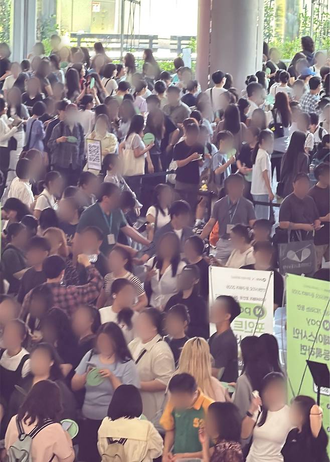 인벤타리오에 방문한 관람객이 입장을 위해 1층에서 대기하며 인산인해를 이뤘다. 허은선 인턴기자