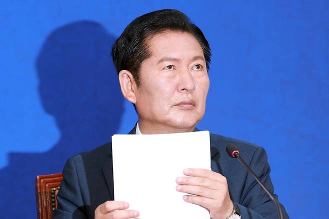 더불어민주당 정청래 대표가 16일 국회에서 열린 제6차 중앙위원회의에 참석을 마치고 회의실을 떠나기에 앞서 자료를 정리하고 있다. ©연합뉴스