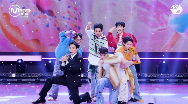 지난 11일 방송된 엠넷 ‘엠카운트다운’에 출연한 드라마 ‘취사병 전설이 되다’ 출연 배우들의 프로젝트 그룹 미각보이즈 무대. 사진 엠넷 유튜브 화면 캡쳐