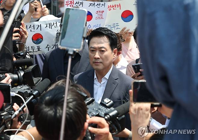 잠실 개표소 찾은 장동혁 대표 (서울=연합뉴스) 서대연 기자 = 국민의힘 장동혁 대표가 16일 6·3지방선거 서울 송파구 개표소 봉쇄 시위가 이어지고 있는 올림픽공원 핸드볼경기장 개표소를 방문하고 있다. 2026.6.16 2026.6.16 dwise@yna.co.kr