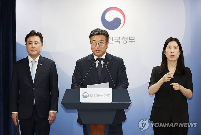 대국민 담화문 발표하는 윤호중 장관 (서울=연합뉴스) 김성민 기자 = 윤호중 행정안전부 장관(가운데)이 16일 서울 종로구 정부서울청사 본관 브리핑실에서 열린 '국민참정권 침해와 잠실 개표소 인근 집단시위 관련 관계부처 대국민 담화문 발표'에서 발언하고 있다. 2026.6.16 ksm7976@yna.co.kr