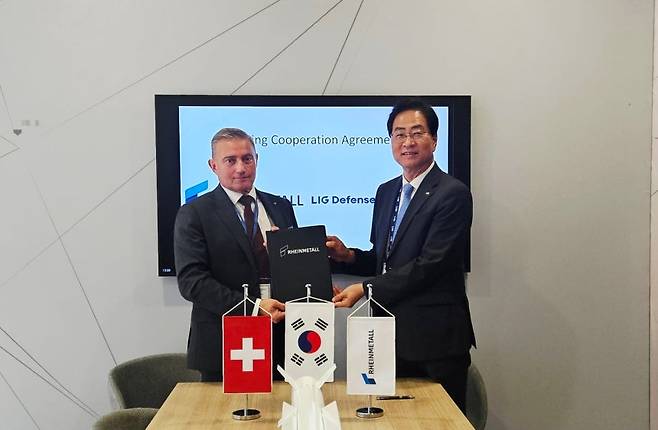 LIG D&A와 라인메탈 에어디펜스가 전략적 파트너십을 맺고, 유럽 및 나토(NATO)에 대한 첨단 방공 시스템 공급을 위해 전방위적 협력을 추진한다. 이현수 LIG D&A 해외사업부문장(오른쪽)과 올리버 뒤르 라인메탈 에어디펜스 CEO.(LIG D&A)