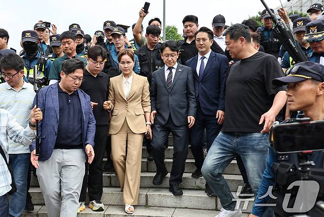 임오경, 전용기, 천준호 더불어민주당 의원이 17일 서울 송파구 올림픽공원 핸드볼경기장 앞에서 투표용지 부족 사태를 규탄하는 시민들에게 항의를 받으며 이동하고 있다. 2026.6.17 ⓒ 뉴스1 김도우 기자