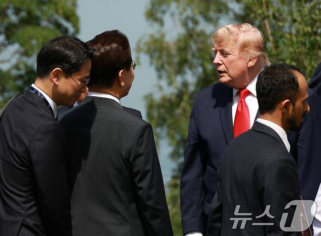 이재명 대통령과 도널드 트럼프 미국 대통령이 16일(현지시간) 프랑스 에비앙레뱅에서 열린 주요 7개국(G7) 정상회의 초청국 환영행사에서 대화를 하고 있다. 2026.6.16 ⓒ 뉴스1 허경 기자
