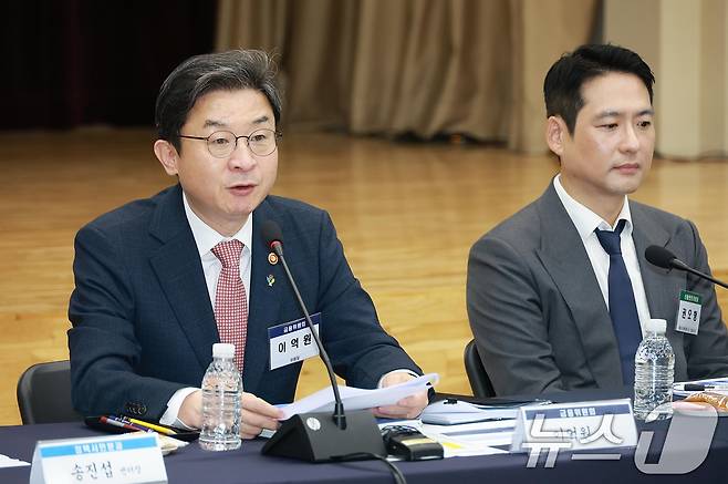 이억원 금융위원장이 17일 오후 서울 중구 예금보험공사에서 포용금융 현장 대토론회를 주재하고 있다. 이번 대토론회에서 포용금융을 일회성 민생대책이나 개별 정책상품 확대 차원이 아닌, 금융시스템 전반의 작동방식을 바꾸는 구조개혁 과제에 대해 논의했다. (금융위원회 제공. 재판매 및 DB금지) 2026.6.17 ⓒ 뉴스1