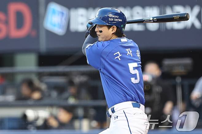 12일 오후 서울 송파구 잠실야구장에서 열린 프로야구 '2026 신한은행 SOL KBO리그' 삼성 라이온즈와 LG 트윈스의 경기, 3회초 1사 주자없는 상황에서 삼성 구자욱이 안타를 치고 있다. 2026.5.12 ⓒ 뉴스1 김도우 기자