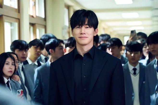넷플릭스 드라마 '참교육'은 교육부 장관 직속 가상 부서인 교권보호국 감독관이 학교 현장에 투입돼 교권 침해, 학교폭력, 각종 학내 문제를 바로잡는다는 설정을 담고 있다. 넷플릭스
