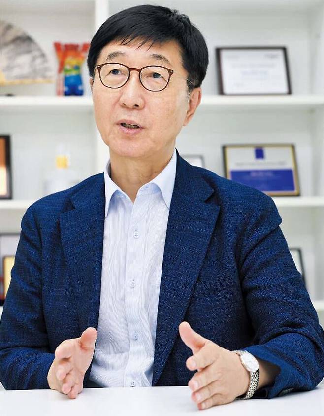지난 4일 오후 경기 수원시 성균관대 자연과학캠퍼스에서 박남규 교수가 페로브스카이트 태양전지에 대해 설명하고 있다. /고운호 기자