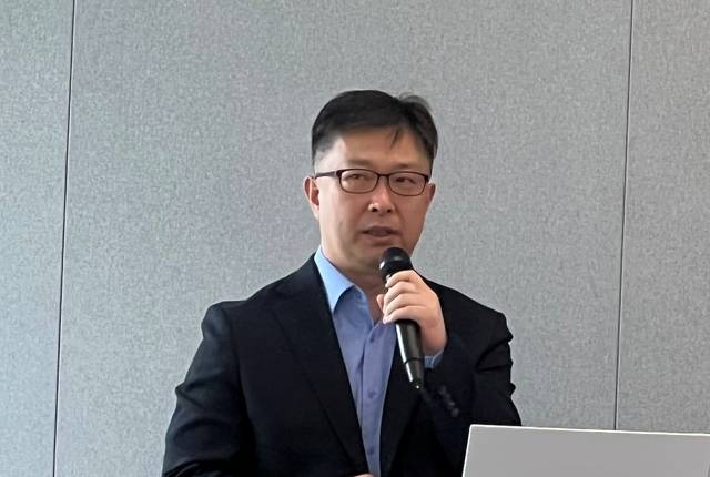 김준석 KT AX미래기술원 에이전틱AI랩장(이 17일 KT 광화문 웨스트사옥에서 열린 간담회에서 에이전틱 AI 전략을 소개하고 있다. 이혜선 기자