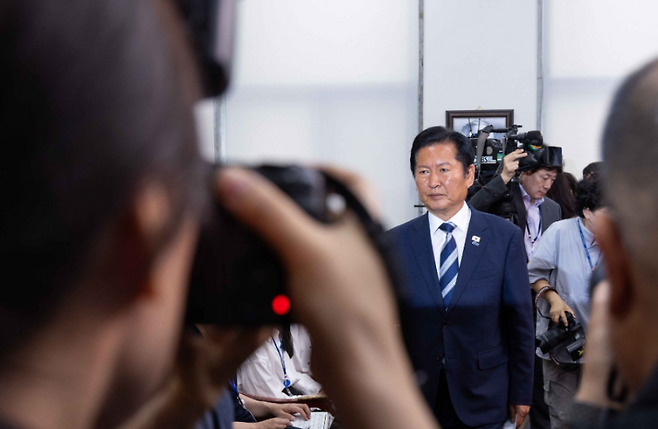정청래 대표가 지난 4일 6·3 지방선거 결과와 관련해 기자회견을 하기 위해 이동하고 있다. (더불어민주당)