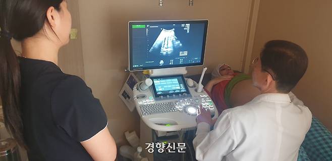 16일 오전 한 임산부가 경남 의령군보건소 앞마당에 있는 ‘찾아가는 산부인과 버스’에서 태아 초음파 검사를 받고 있다. 김정훈 기자