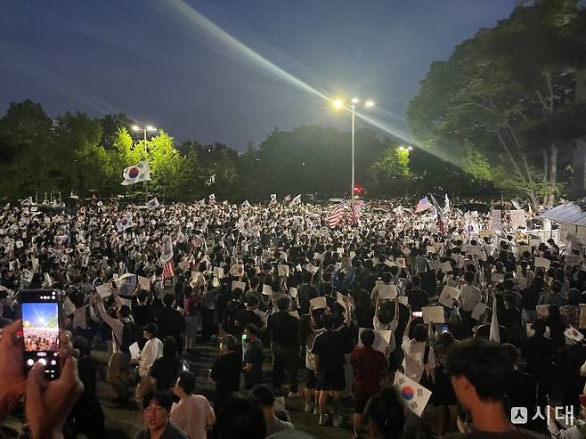 지난 8일 서울 송파구 올림픽공원에 모인 많은 시민들이 '투표용지 부족 사태'에 항의해 재선거를 요구하는 시위를 벌였다. 이날 시위에 참여한 시민 중 70~80%는 2030세대였다. /사진=유찬우 기자
