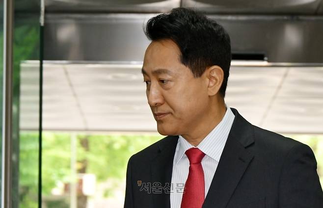 여론조사비 대납 의혹으로 기소된 오세훈 서울시장이 17일 서울 서초구 서울중앙지법에서 열린 결심공판에 출석하고 있다. 2026.6.17 이지훈 기자