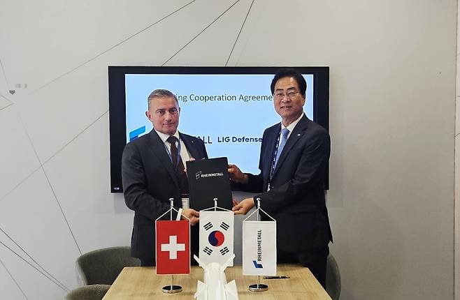 이현수(오른쪽) LIG D&A 해외사업부문장과 올리버 뒤르 라인메탈 에어디펜스 최고경영자(CEO)가 15일(현지 시간) 프랑스 파리에서 열린 방산전시회 ‘유로사토리 2026 전시장’에서 전략적 파트너십을 위한 업무 협약을 체결한 후 기념 촬영을 하고 있다./LIG D&A