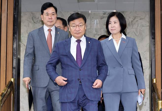 정점식 국민의힘 원내대표가 6월16일 국회에서 열린 원내대책회의에 참석하고 있다. 왼쪽은 원내운영수석부대표에 내정된 김승수 의원, 오른쪽은 원내정책수석부대표에 내정된 김미애 의원 ⓒ연합뉴스