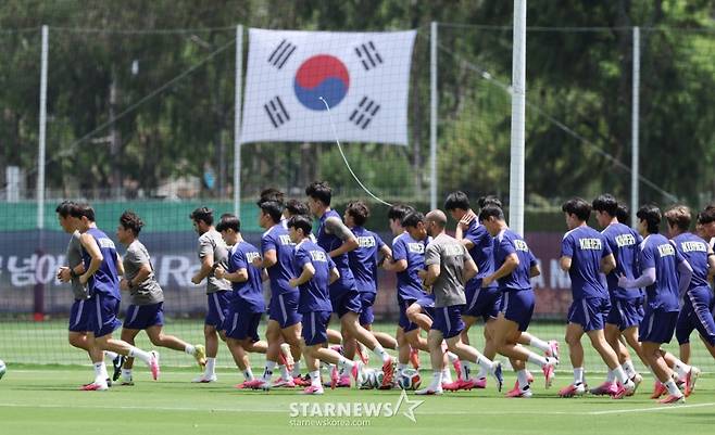 대한민국 축구 국가대표팀이 2026 북중미월드컵 A조 2차 예선을 앞두고 15일 멕시코 과달라하라 치바스 베르데 바예에서 훈련을 진행했다. 손흥민을 비롯한 선수들이 러닝 훈련을 하고 있다. /사진=김진경 대기자