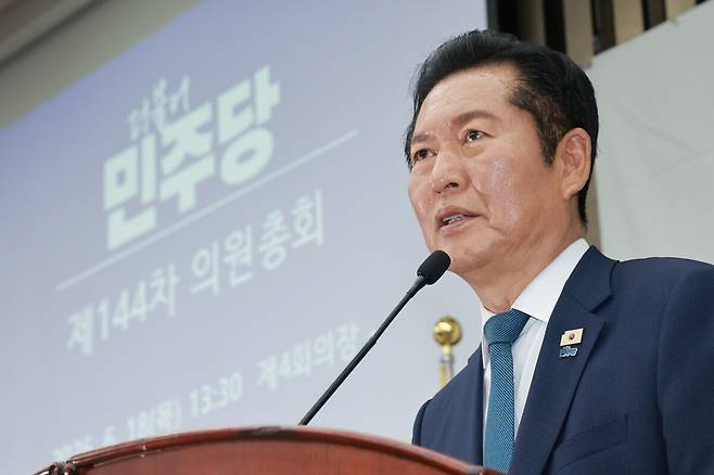 더불어민주당 정청래 대표가 18일 국회에서 본회의를 앞두고 열린 의원총회에 참석해 발언하고 있다. 연합뉴스