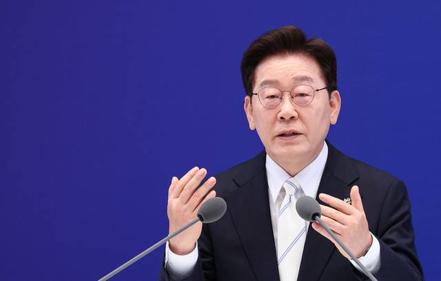 이재명 대통령은 19일 청와대 춘추관에서 △벨기에 공식 방문 △EU(유럽연합) 정상회담 △이탈리아 국빈 방문 △G7(주요 7개국) 정상회의 참석 등 8박10일 간 유럽 순방 성과에 대해 직접 브리핑을 할 예정이다.