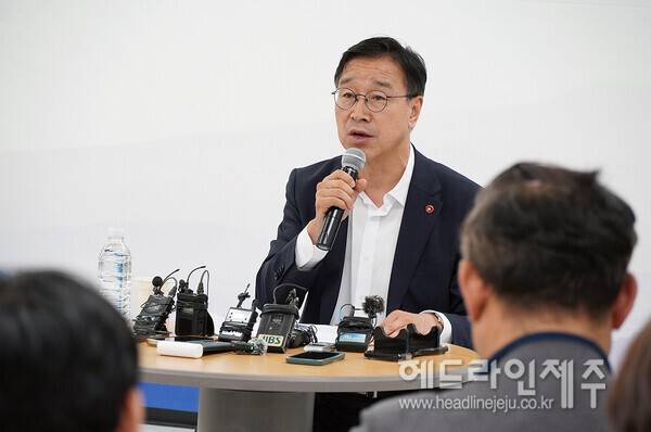 지난 17일 인수위원회 사무실에서 기자간담회를 하고 있는 위성곤 제주도지사 당선인. ⓒ헤드라인제주
