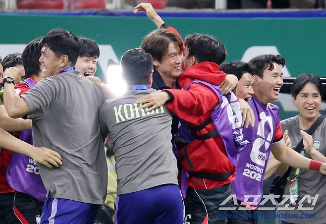 12일(한국시각) 멕시코 과달라하라 사포판의 에스타디오 과달라하라에서 열린 2026 북중미월드컵 대한민국과 체코의 경기. 홍명보 감독이 승리 후 선수들과 함께 환호하고 있다. 사포판(멕시코)=허상욱 기자wook@sportschosun.com/2026.06.12/