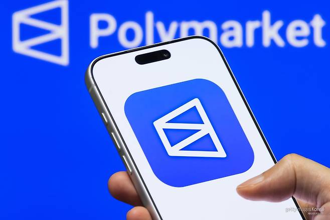 중국 선전에서 촬영된 폴리마켓(Polymarket) 애플리케이션 아이콘과 로고 모습. 폴리마켓은 블록체인 기반 예측시장 플랫폼으로 정치·경제·국제 이슈 등을 대상으로 한 베팅 서비스를 제공한다.