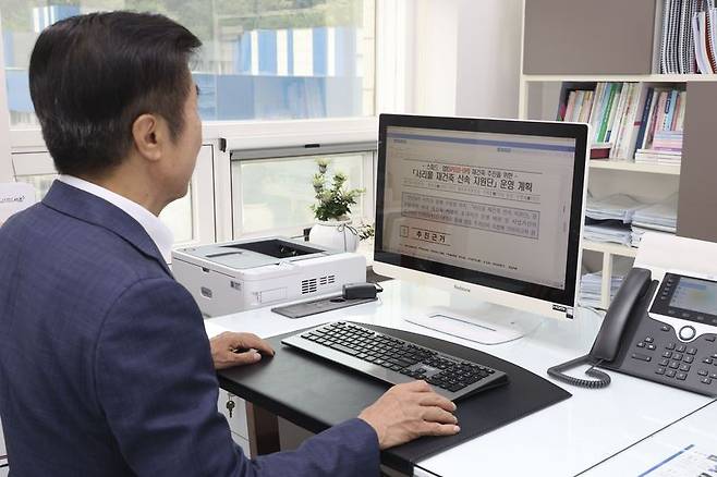 지난 4일 전성수 서초구청장이 업무 복귀 이후 '찾아가는 재건축 신속 추진단' 운영계획을 확인하고 있다. 서초구 제공