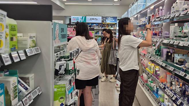 지난 16일 오후 서면의 한 올리브영 매장에서 대만인 관광객들이 물건을 사고 있다. 이들은 마스크팩 등 미용 관련 제품을 주로 구매한다. 김민주 기자