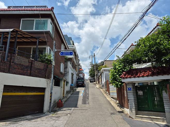 4억원대로 투자 가능한 서울 성북구 장위14구역. 대체로 경사가 심한 편이다. 황의영 기자