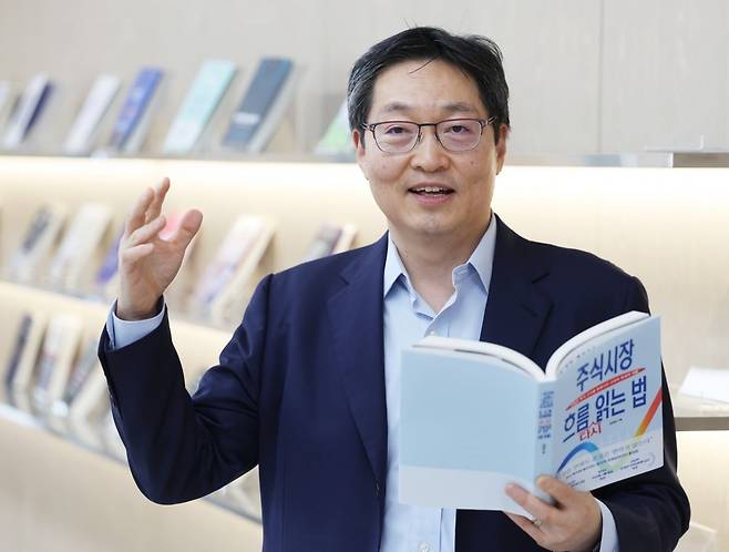 18일 <주식시장 흐름 다시 읽는 법>을 펴낸 김정남 前 APG 자산운용 홍콩오피스 상무가 18일 한국경제신문 본사에서 인터뷰를 하고 있다. 이솔 기자