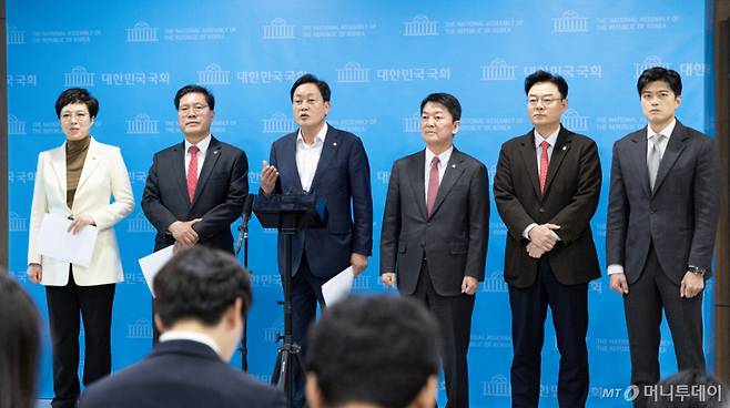 (서울=뉴스1) 이승배 기자 = 김선교 국민의힘 의원을 비롯한 경기 지역구 의원들이 21일 서울 여의도 국회 소통관에서 경기도 선대위 출범 기자회견을 마치고 취재진 질문에 답하고 있다. 2026.4.21/뉴스1 Copyright (C) 뉴스1. All rights reserved. 무단 전재 및 재배포, AI학습 이용 금지. /사진=(서울=뉴스1) 이승배 기자