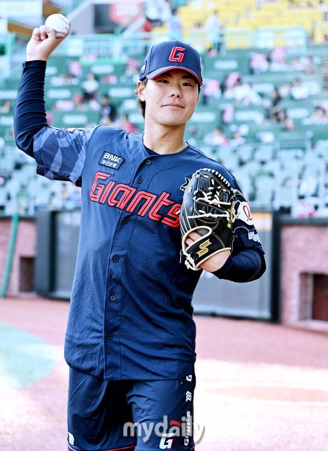 18일 오후 인천 SSG랜더스필드에서 진행된 '2026 프로야구 KBO리그' SSG랜더스와 롯데자이언츠의 경기. 롯데의 새 아시아쿼터 외국인 투수 이이무라 쇼타가 경기전 인터뷰를 갖고 포즈를 취하고 있다./송일섭 기자