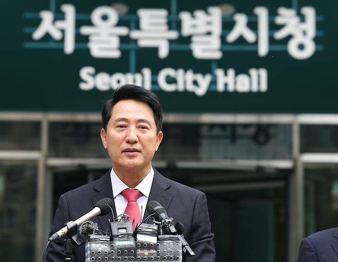 6·3 지방선거에서 서울시장 당선이 사실상 확정된 오세훈 국민의힘 후보가 6월4일 서울시청으로 들어가기 전 인사말을 하고 있다. ⓒ연합뉴스