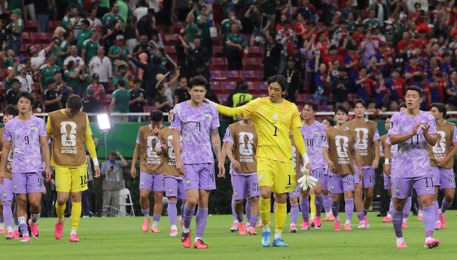 멕시코에 0-1로 패한 한국 축구대표팀 선수들이 아쉬운 표정으로 경기장을 빠져나오고 있다. 사진=연합뉴스