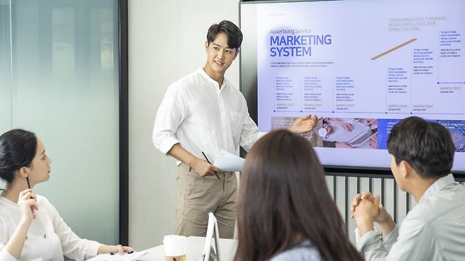 업무 스트레스가 우울증으로 이어지는 데 수면의 질이 중요하며, 일에 몰입할수록 부정적 영향을 덜 받는다는 연구 결과가 나왔다 | 출처: 클립아트코리아