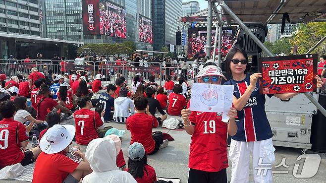 이강인 선수의 소속팀(파리 생제르맹 FC)과 국가대표 유니폼을 각각 입은 박지영(41·여)씨와 김지우(10)군의 모습. 2026.6.19 ⓒ 뉴스1 신윤하 기자