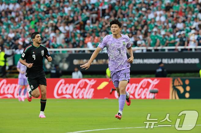 대한민국 축구국가대표팀 김민재가 18일(현지시간) 멕시코 과달라하라 스타디움에서 열린 2026 북중미 월드컵 A조 조별리그 2차전 대한민국과 멕시코의 경기에서 라울 히메네스를 견제하고 있다. 2026.6.19 ⓒ 뉴스1 임세영 기자
