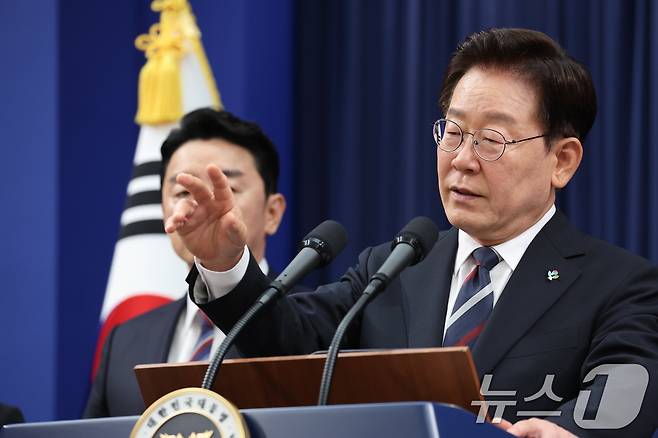 이재명 대통령이 19일 청와대 춘추관에서 열린 유럽·G7 순방 결과 브리핑에서 취재진 질문에 답변하고 있다. 2026.6.19 ⓒ 뉴스1 이재명 기자