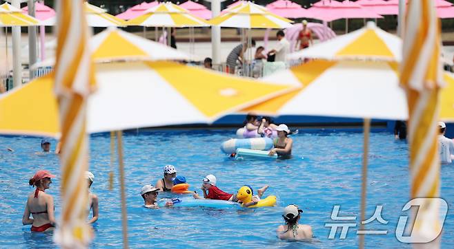 '도심 속 워터파크' 한강 수영장이 개장한 19일 오후 서울 영등포구 여의도 한강공원 수영장을 찾은 시민들이 즐거운 시간을 보내고 있다. 2026.6.19 ⓒ 뉴스1 오대일 기자