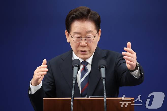 이재명 대통령이 19일 청와대 춘추관에서 열린 유럽·G7 순방 결과 브리핑에서 취재진 질문에 답변하고 있다. 2026.6.19 ⓒ 뉴스1 이재명 기자