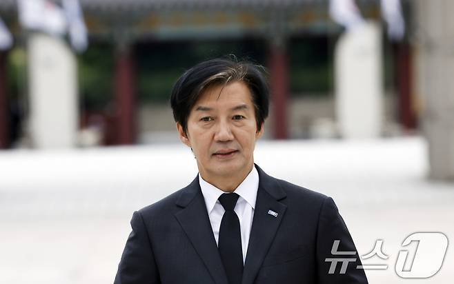 조국 전 조국혁신당 대표가 17일 오후 광주 국립5.18민주묘역을 찾아 참배하기 위해 이동하고 있다. 2026.6.17 ⓒ 뉴스1 김태성 기자