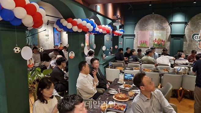 대한민국 대 멕시코의 2026 북중미 월드컵 A조 조별리그 2차전이 열리는 19일 오전 BBQ 을지로입구점에 시민들이 모여 경기를 관람하는 모습. ⓒ데일리안 김찬주 기자