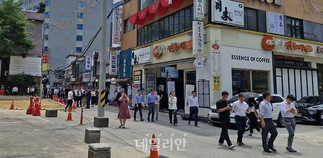 대한민국 대 멕시코의 2026 북중미 월드컵 A조 조별리그 2차전이 열리는 19일 오전 서울 중구 을지로 상권. 경기 종료 후 시민들이 매장을 빠져 나오고 있다. ⓒ데일리안 김찬주 기자