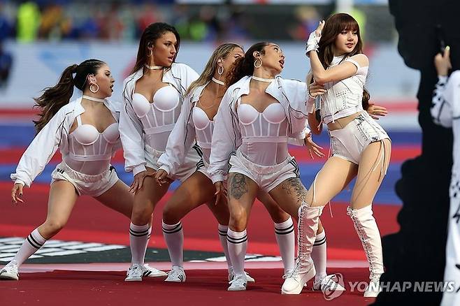 미국-파라과이전에 앞서 열린 개막식에서 공연하는 블랙핑크 리사(오른쪽). 연합뉴스