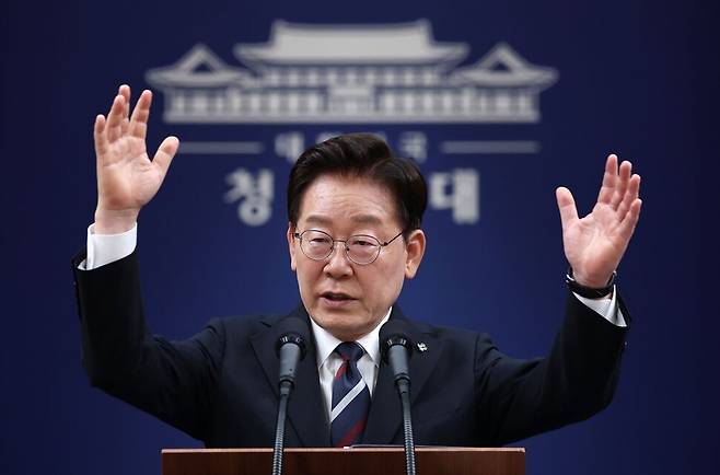 이재명 대통령이 19일 청와대 춘추관에서 열린 G7 참석·유럽 순방 결과 브리핑에서 취재진 질문에 답하고 있다. 연합뉴스