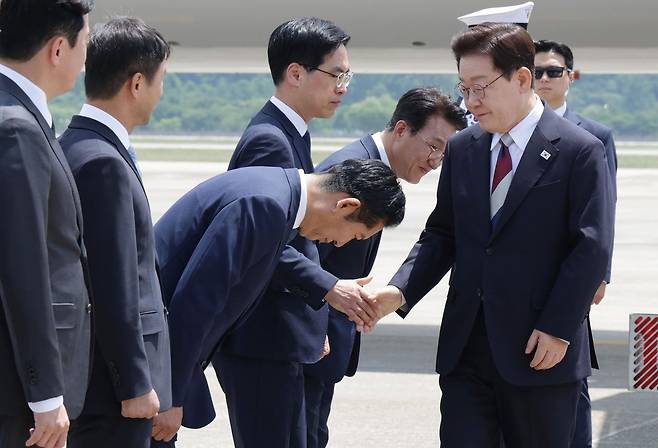 이재명 대통령이 18일 주요 7개국(G7) 정상회의 참석과 유럽 순방 일정을 모두 마치고 경기도 성남 서울공항을 통해 귀국했다. 이날 환영 행사에 참석한 정청래 더불어민주당 대표가 이 대통령에게 인사하고 있다. 정 대표 왼쪽 두번째에는 차기 당권 경쟁자로 예측되는 김민석 총리. 청와대사진기자단