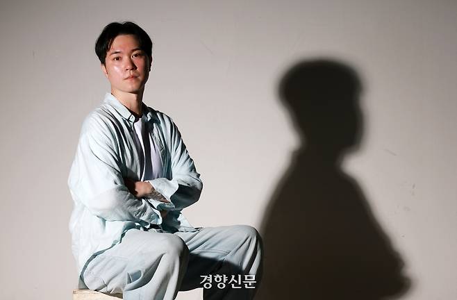 영화 <충충충> 한창록 감독이 15일 경향신문과 인터뷰에 앞서 서울 중구 경향신문사 스튜디오에서 포즈를 취하고 있다. 정지윤 선임기자