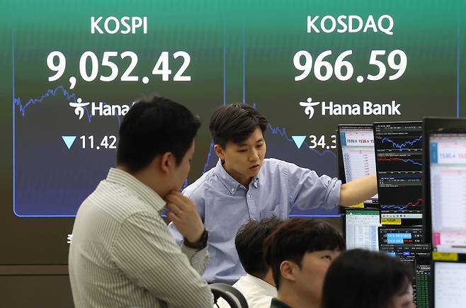 An electronic board shows the Kospi at a dealing room of the Hana Bank headquarters in Seoul on Friday. (Yonhap)